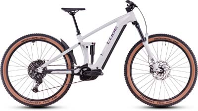 Se puede ver una bicicleta eléctrica Cube Stereo Hybrid ONE44 Pro de color blanco.