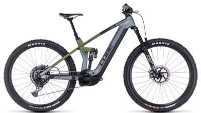 Se puede ver una bicicleta eléctrica Cube Stereo Hybrid 140 HPC TM de color gris con detalles en verde oliva.