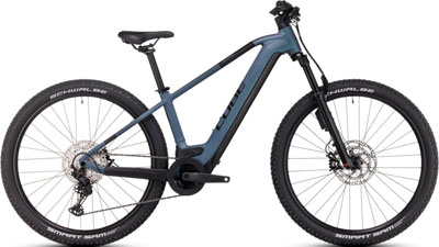 Se puede ver una bicicleta azul Cube Reaction Hybrid.