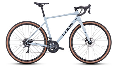 Bicicleta Cube Nuroad Gravel en blanco con reflejos azulados.