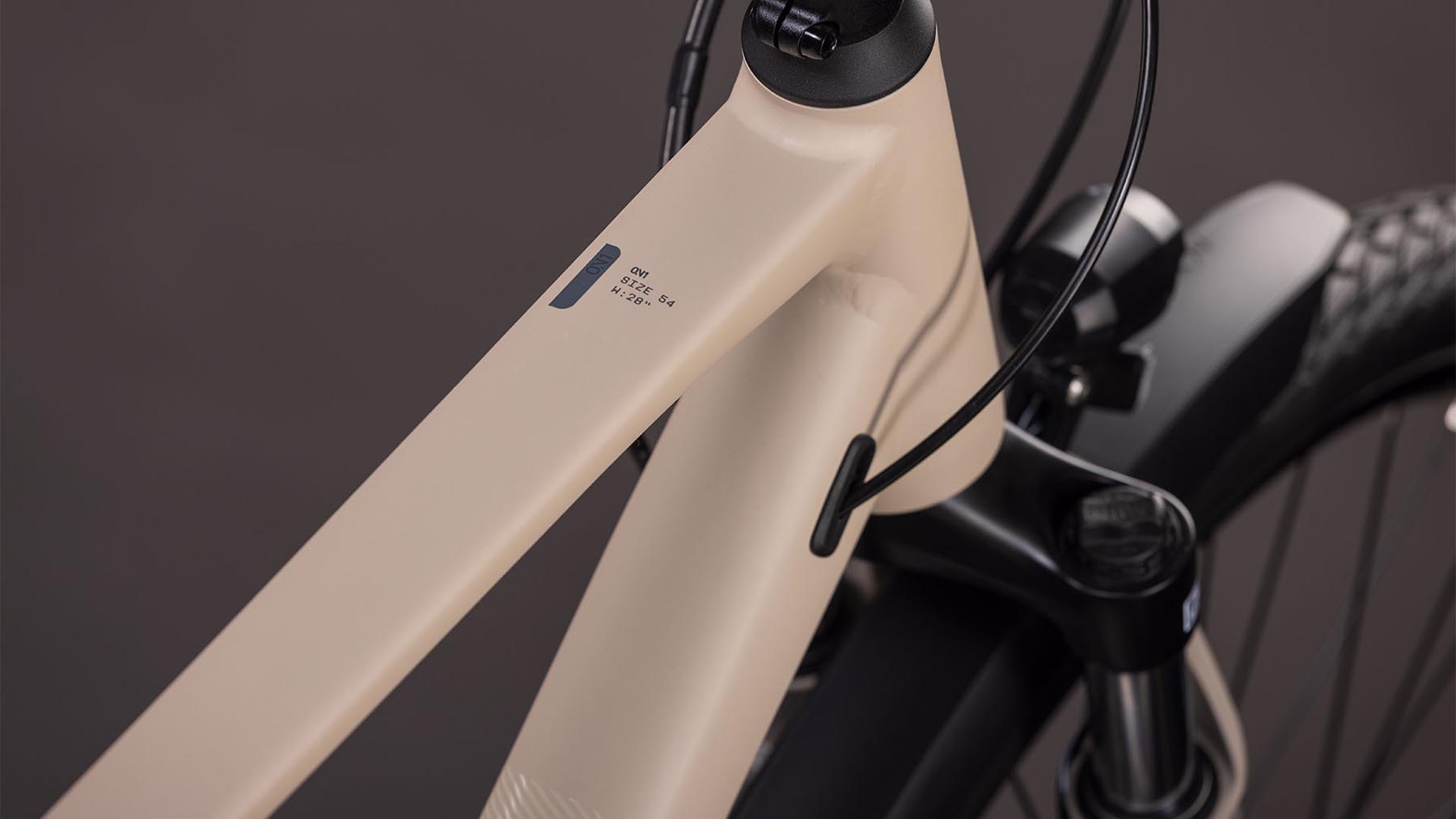 162510-Cube-Kathmandu-ONE-oatgrey-n-grey-2026-Trekkingrad-Herren-01