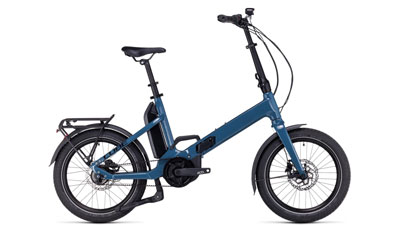 Se puede ver una bicicleta eléctrica azul Cube Fold Hybrid 500.