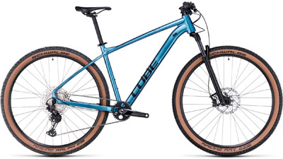 Bicicleta de montaña rígida Cube Reaction Pro en color turquesa.