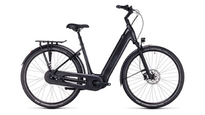 Se puede ver una bicicleta eléctrica Cube Supreme Hybrid Pro negra con cuadro de entrada baja.