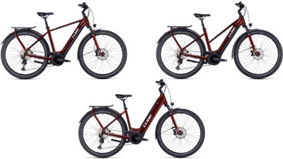 Se pueden ver tres bicicletas eléctricas Cube Touring Hybrid ONE de color rojo oscuro, cada una con un cuadro diamante, un cuadro trapezoidal y un cuadro  de entrada baja