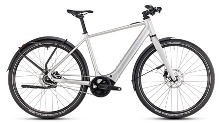 Se puede ver una bicicleta eléctrica Cube Editor Hybrid Pro de color plateado.