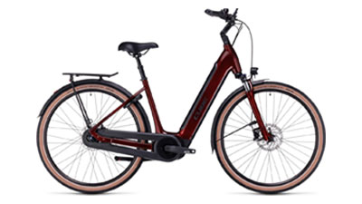 Se puede ver una bicicleta eléctrica Cube Supreme Hybrid Pro de color rojo oscuro con cuadro de entrada baja.