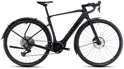 Se puede ver una bicicleta eléctrica Cube Nuroad Hybrid Race FE de color negro.