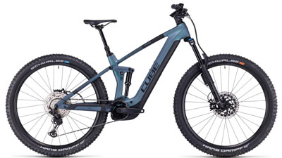 Se puede ver una bicicleta eléctrica azul Cube Stereo Hybrid 140 HPC SLX.