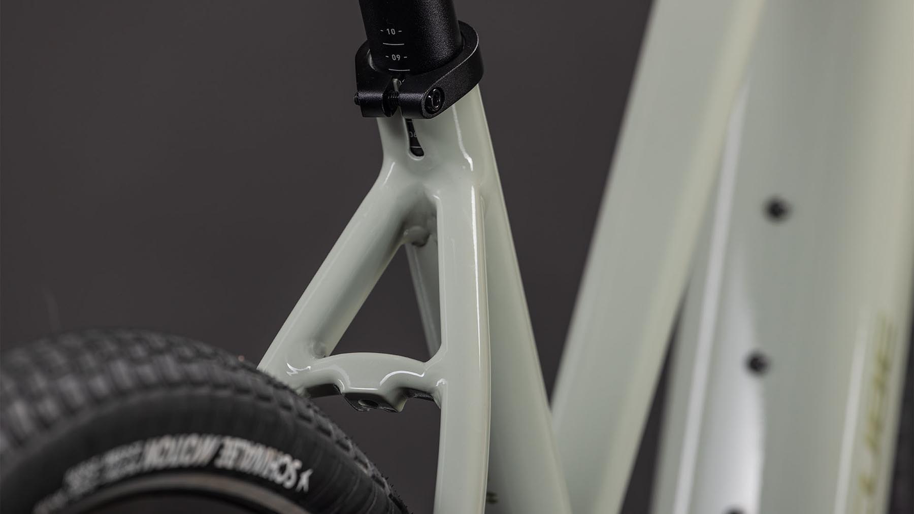123201Z-Cube-Editor-Hybrid-SLX-400X-reedbeige-n-chrome-2026-EBike-Fitnessrad-Damen-03