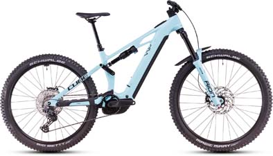 Se puede ver una bicicleta eléctrica Cube Stereo Hybrid ONE77 HPC Race de color azul claro.