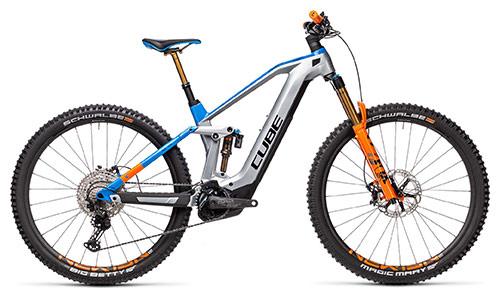 Se puede ver una bicicleta de montaña Cube Stereo Hybrid 140 HPC de color gris con detalles en azul y naranja.