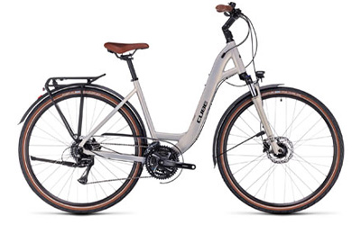 Bicicleta de trekking Cube Touring con Cuadro de tubo bajo en color plateado.