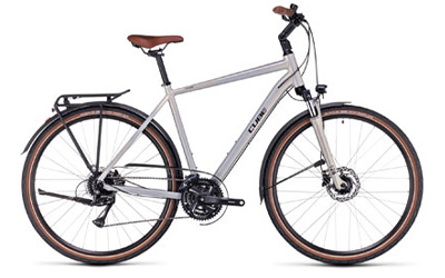 Bicicleta de trekking Cube Touring con cuadro diamante en color plata.