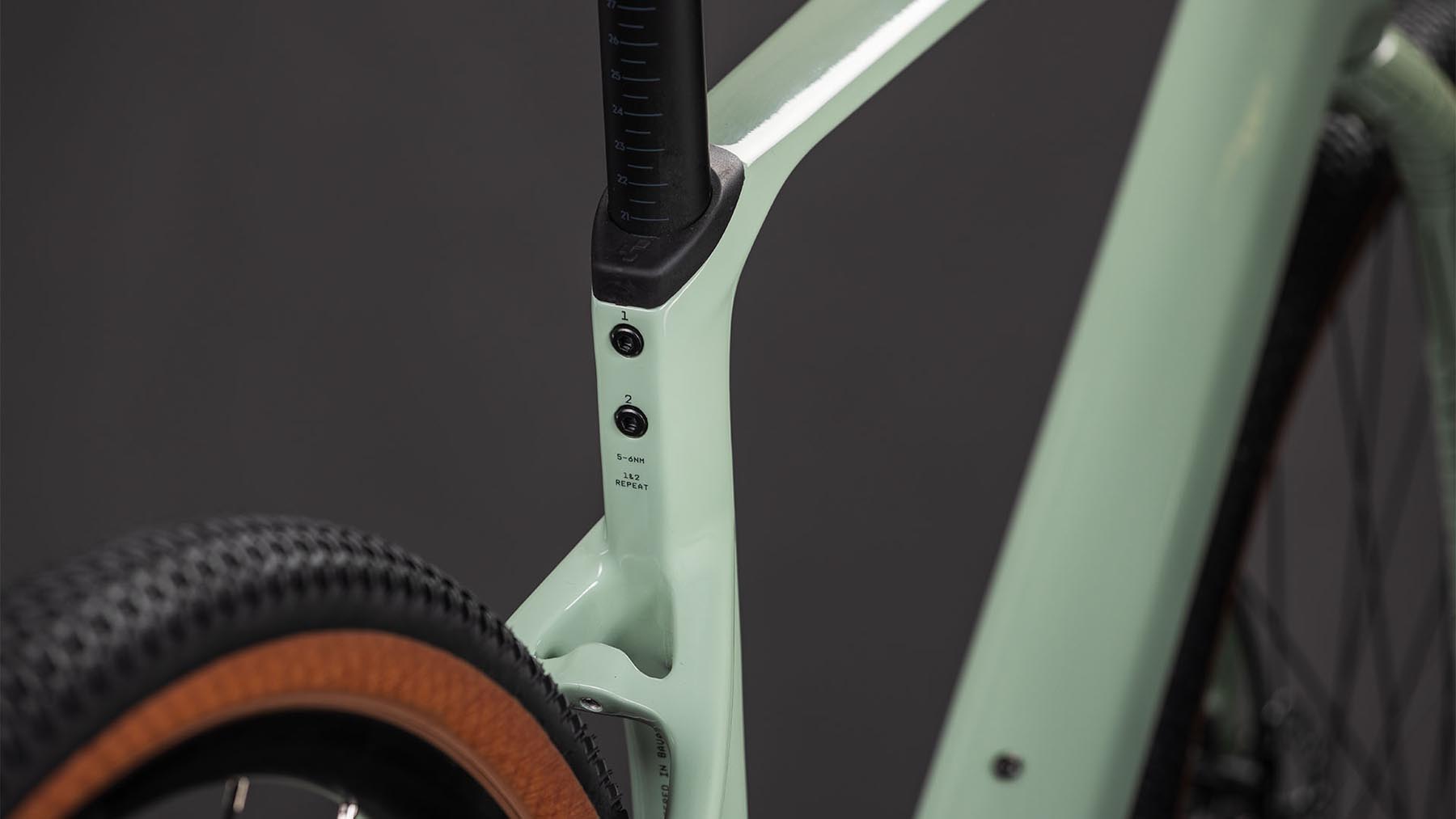 130110-Cube-Nuroad-C-62-ONE-aloegreen-n-black-2026-Gravel-Bike-02
