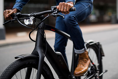 Se ve un primer plano de un ciclista sobre una bicicleta Trek negra.
