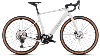 Se puede ver una bicicleta eléctrica Cube Nuroad Hybrid Race de color blanco.
