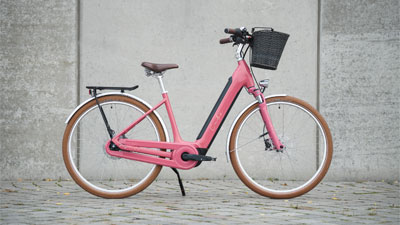 Se puede ver una bicicleta eléctrica Cube Ella Hybrid de color rosa.