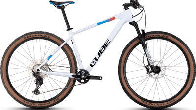 Bicicleta de montaña rígida Cube Reaction C:62 Pro en color blanco con detalles en azul y naranja.
