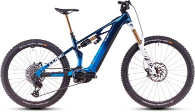 Se puede ver una bicicleta eléctrica Cube Stereo Hybrid ONE77 HPC TM azul con detalles en blanco y amortiguadores dorados.