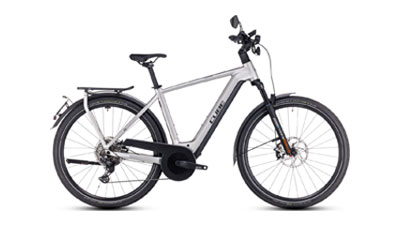 Se puede ver una bicicleta eléctrica Cube Kathmandu Hybrid 45 de color gris.