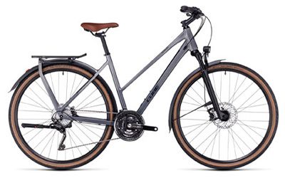 Bicicleta de trekking Cube Kathmandu en color plata con cuadro trapezoidal.