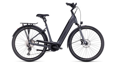 Se puede ver una bicicleta eléctrica Cube Supreme Hybrid EXC gris con cuadro de entrada baja