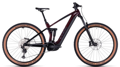 Se puede ver una bicicleta eléctrica Cube Stereo Hybrid 140 HPC Pro de color rojo oscuro con detalles en negro.