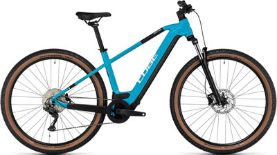 Se puede ver una bicicleta azul Cube Reaction Hybrid.