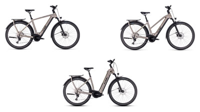 Se pueden ver tres bicicletas eléctricas Cube Kathmandu Hybrid grises, cada una con un cuadro diamante, un cuadro trapezoidal y un cuadro de entrada baja