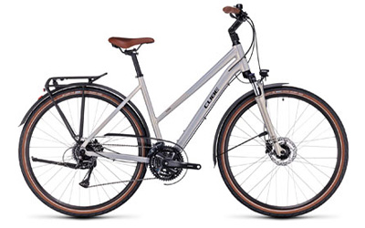 Bicicleta de trekking Cube Touring con cuadro trapezoidal en color plata.