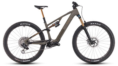 Se puede ver una bicicleta Cube AMS yHybrid marrón con amortiguadores dorados.