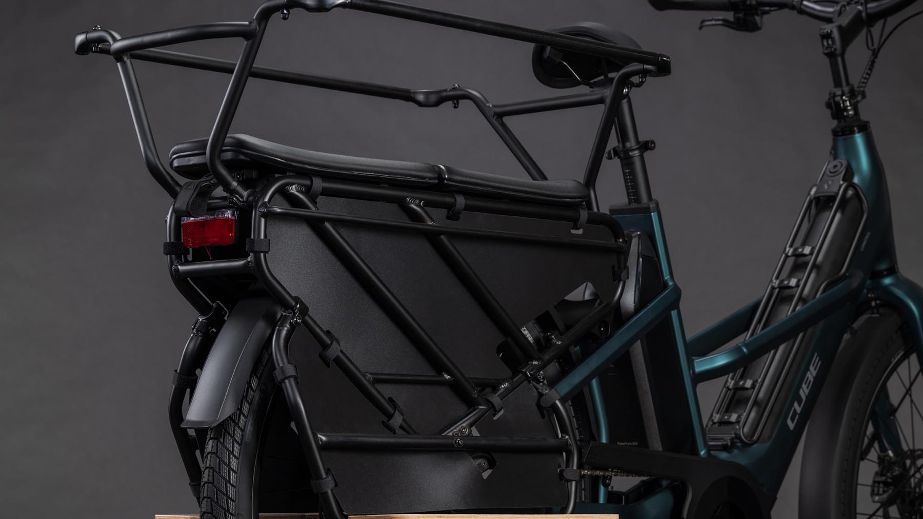 122250-Cube-Longtail-Hybrid-Family-800-royalgreen-n-black-2026-EBike-Lastenfahrrad-03