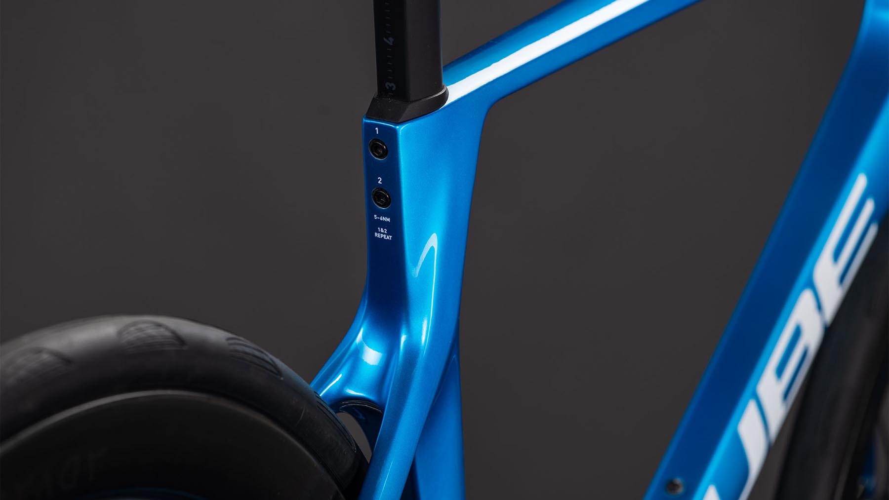 126150-Cube-Agree-C-62-EX-topasblue-n-white-2026-Carbon-Rennrad-03