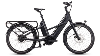 Se puede ver una bicicleta eléctrica de carga Cube Longtail Hybrid negra.