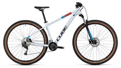 Bicicleta de montaña rígida Cube Aim SLX en color blanco con detalles en rojo y turquesa.