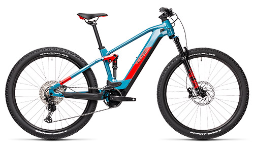 Se puede ver una bicicleta azul Cube Stereo Hybrid 120 Race con detalles en rojo.