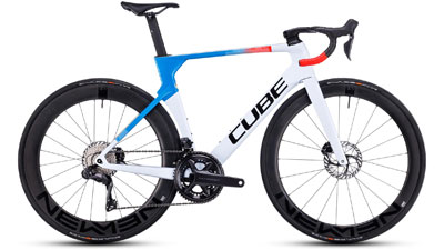 Bicicleta de carretera Cube Litening AERO C:68X Race en color blanco con detalles en azul y naranja.