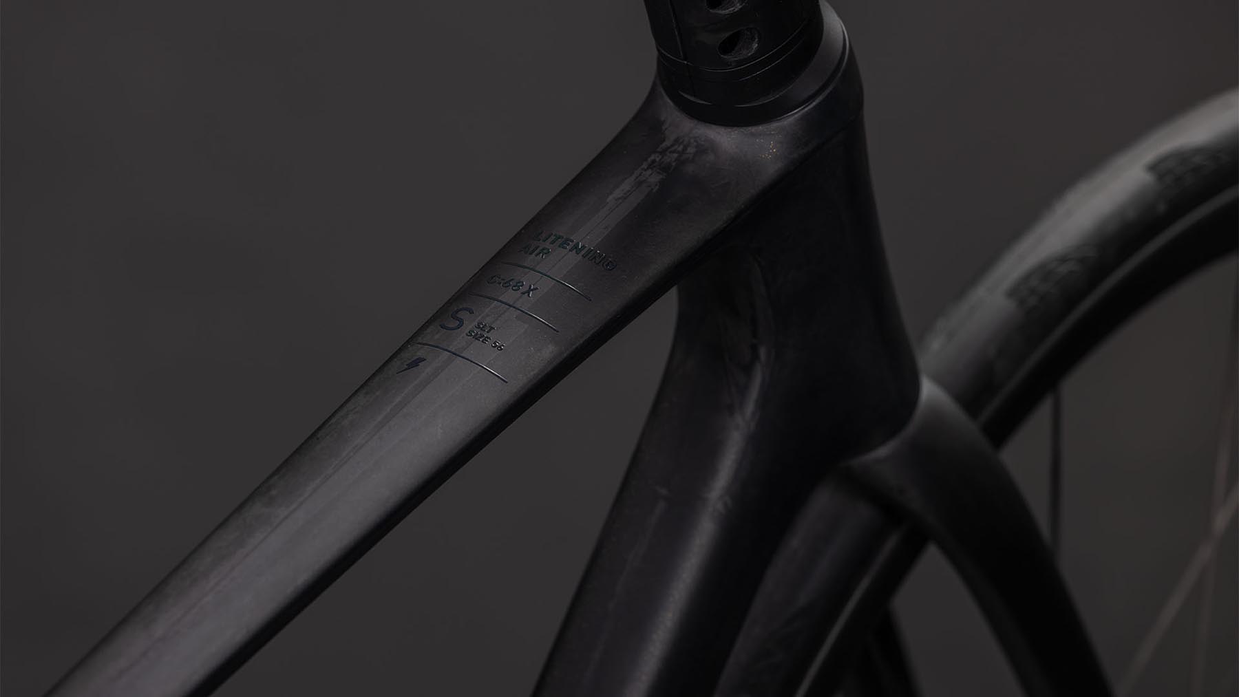 128400-Cube-Litening-AIR-C-68X-SLT-golddust-n-prism-2026-Carbon-Rennrad-01