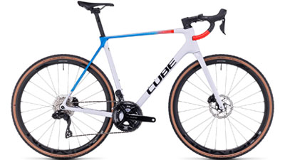 Bicicleta de carretera Cube Cross Race C:62 SLX en color blanco con detalles en azul y naranja.