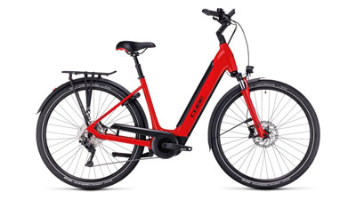 Se puede ver una bicicleta eléctrica Cube Supreme Hybrid EXC roja con cuadro de entrada baja