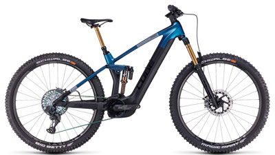 Se puede ver una bicicleta eléctrica Cube Stereo Hybrid 140 HPC SLT azul con amortiguadores dorados.