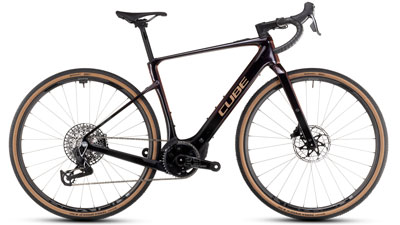 Se puede ver una bicicleta eléctrica Cube Nuroad Hybrid SLT de color rojo oscuro.