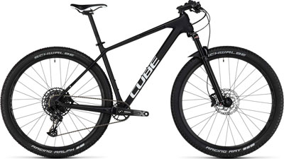 Bicicleta de montaña rígida Cube Reaction C:62 ONE en color negro.