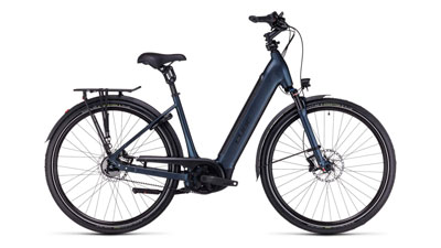 Se puede ver una bicicleta eléctrica Cube Supreme Hybrid EXC de color azul oscuro con cuadro de entrada baja.