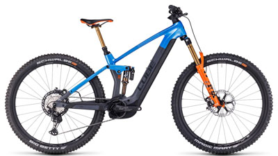 Se puede ver una bicicleta eléctrica Cube Stereo Hybrid 140 HPC TM de color gris con detalles en azul y naranja.