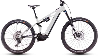 Se puede ver una bicicleta eléctrica Cube Stereo Hybrid ONE77 HPC Race de color blanco.