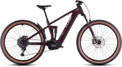 Se puede ver una bicicleta eléctrica Cube Stereo Hybrid ONE22 Pro de color rojo oscuro.
