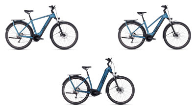 Se pueden ver tres bicicletas eléctricas Cube Kathmandu Hybrid azules, cada una con un cuadro diamante, un cuadro trapezoidal y un cuadro de entrada baja.