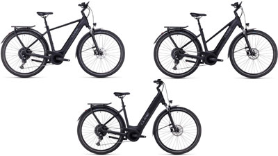 Se pueden ver tres bicicletas eléctricas Cube Touring Hybrid ONE negras, cada una con un cuadro diamante, un cuadro trapezoidal y un cuadro  de entrada baja